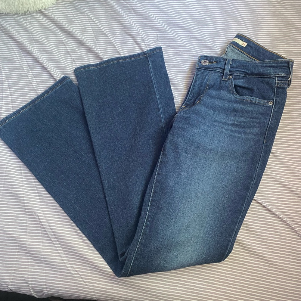 Low Rise Levi Jeans💙 Size-26 in women